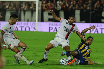 Rosario, Argentina.- En la foto tomada el 25 de febrero de 2024, Rosario Central se hizo fuerte en el Estadio Marcelo Bielsa y logró derrotar 1-0 a Newell's con gol de Ignacio Malcorra para quedarse con el Clásico de Rosario en el marco de la séptima fecha de la Copa de la Liga Profesional 2024.