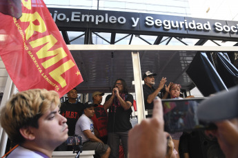 Buenos Aires, Argentina.- En las fotos tomadas el 15 de febrero del 2024, organizaciones sociales se concentraron frente a la sede de la Secretaría de Trabajo de la Nación, en reclamo de "un salario mínimo igual a la canasta básica" y la asistencia alimentaria para comedores y merenderos de todo el país, mientras se llevaba a cabo la reunión del Consejo del Salario Mínimo.