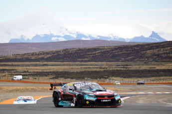 El Calafate, Argentina.- En la foto tomada el 24 de febrero de 2024, el Turismo Carretera está presente en el autódromo Enrique “Quique” Freile, de El Calafate, donde se está disputando la primera fecha de la temporada 2024. Según lo establecido, el sábado debían disputarse tres entrenamientos para la divisional mayor. Este viernes se informó que se eliminó el primer entrenamiento del día. Por lo tanto, el inicio de actividad que estaba previsto para las 8.50h, comenzará a las 10h.