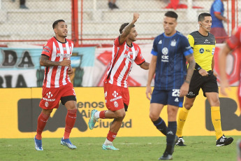 Buenos Aires, Argentina.- En las fotos tomadas el 19 de febrero del 2024, Barracas Central enfrenta a Talleres, por la fecha 6 del torneo Argentina - Copa LPF 2024 en el Estadio Tomás Ducó. Barracas superó 2-1 a Talleres. Los goles del partido para el local los anotaron Marco Iacobellis (1' 1T) y Maximiliano Zalazar (4' 2T). Mientras que el gol de visitante lo hizo Gastón Benavídez (31' 1T).