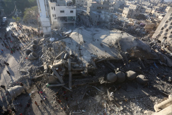 Franja de Gaza, Palestina.- En la fotografía tomada el 24 de febrero de 2024 se muestra un edificio destruído en un ataque aéreo israelí en la ciudad de Rafah, en el sur de la Franja de Gaza. Al menos ocho palestinos, entre ellos un niño, murieron en un ataque aéreo israelí dirigido a una casa en la ciudad de Rafah, confirmaron el sábado fuentes médicas palestinas.