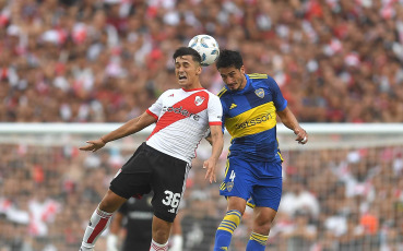 Buenos Aires, Argentina.- En la foto tomada el 25 de febrero de 2024, River y Boca empataron 1 a 1 en el estadio Más Monumental este domingo por la fecha 7 de la Copa de la Liga. Los goles llegaron en el segundo tiempo, en los pies de Solari y Medina. Final caliente en Núñez. Con este resultado, el equipo de Demichelis quedó puntero en la Zona A con 13 puntos, igualando la línea de Independiente. Los de Diego Martínez llegaron a las 10 unidades y se ubican séptimos en la Zona B.