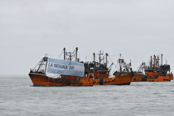 Chubut, Argentina.- En las fotos tomadas el 26 de febrero del 2024, 52 barcos de la flota pesquera reclaman de Rawson en apoyo al gobernador de Chubut, Ignacio Torres, quien lanzó una amenaza a la Nación por el freno del envío de los fondos de la coparticipación federal. La provincia patagónica reclama la retención ilegal de $13.500 millones y amenaza con cortar la provisión de crudo y gas.