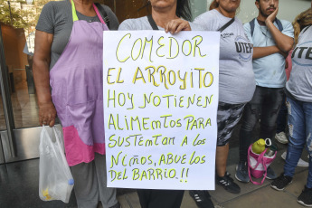 Buenos Aires, Argentina.- In the photos taken on February 5, 2024, social organizations grouped in the Union of Workers of the Popular Economy (UTEP) held a protest called the "hunger row" to request food assistance for the community kitchens, while the Government asked to make the claim through "official channels."