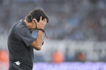 Buenos Aires, Argentina.- En la fotografía tomada el 17 de febrero de 2024 se muestran escenas del partido disputado en el Estadio Presidente Perón, en Avellaneda. Godoy Cruz le ganó 2 a 0 a Racing en la sexta fecha de la Copa de la Liga. Badaloni se convirtió en cuatro minutos dos goles de cabeza.