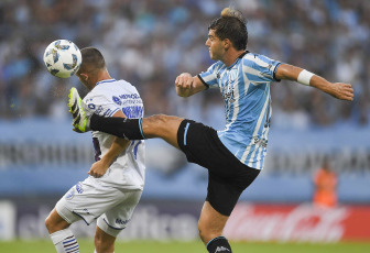 Buenos Aires, Argentina.- En la fotografía tomada el 17 de febrero de 2024 se muestran escenas del partido disputado en el Estadio Presidente Perón, en Avellaneda. Godoy Cruz le ganó 2 a 0 a Racing en la sexta fecha de la Copa de la Liga. Badaloni se convirtió en cuatro minutos dos goles de cabeza.