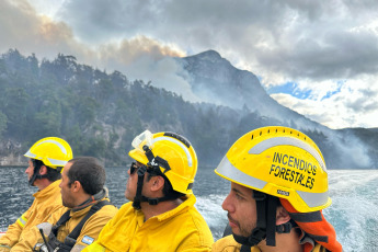 Patagonia, Argentina.- En las fotos tomadas el 20 de febrero del 2024, cuerpos de bomberos combaten los incendios forestales en el Parque Nahuel Huapi. Los bomberos de los Parques Nacionales argentinos, afirmaron este lunes, que los incendios en Nahuel Huapi están cerca de ser controlados y contenidos, mientras que en Los Alerces aún había focos activos, con unas 8.000 hectáreas de bosque nativo quemadas, se informó.