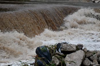 Córdoba, Argentina.- En las fotos tomadas el 23 de febrero del 2024, muestra los daños tras el temporal de lluvia, viento y granizo en Córdoba. Con precipitaciones que oscilaron entre los 70 y 130 milímetros, se ocasionaron anegamientos en las calles y también la interrupción de servicios por caída de postes de electricidad, según datos suministrados por fuentes de Bomberos y Defensa Civil.