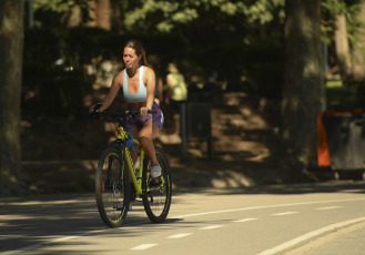 Mendoza, Argentina.- En las fotos tomadas el 2 de febrero del 2024, muestra las calles de Mendoza en medio de la ola de calor que atraviesa el país. Mendoza, San Juan y San Luis atraviesan la mayor cantidad de días con altas temperaturas desde que hay registros, con temperaturas que alcanzan los 42°C. En Mendoza, se registran constantes cortes de luz en la zona metropolitana por la baja tensión ante la alta demanda de consumo eléctrico.