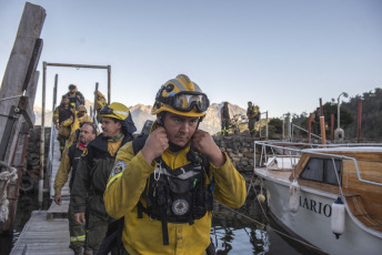 Patagonia, Argentina.- En las fotos tomadas el 15 de febrero del 2024, cuerpos de bomberos combaten los incendios forestales en el Parque Nacional Nahuel Huapi, a 30 kilómetros de Bariloche. Tras más de una semana de iniciado el incendio, ya fueron afectadas unas 600 hectáreas de bosque nativo en la costa sur del Brazo Tristeza del Lago Nahuel Huapi, de acuerdo a información oficial.