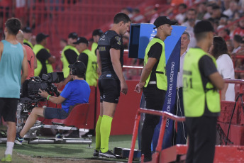 Buenos Aires, Argentina.- En las fotos tomadas el 8 de febrero del 2024, durante el partido entre Huracán e Independiente en el estadio Tomás Adolfo Ducó, por la cuarta jornada de la Copa de la Liga Profesional. Independiente igualó 0-0 con Huracán. Independiente perdió dos puntos y es tercero en la Zona A. Mientras que Huracán volvió a sumar luego de dos derrotas.