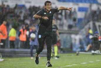 Avellaneda, Argentina.- En la fotografía tomada el 9 de febrero de 2024 en el Estadio de Racing Club se muestran escenas del partido disputado entre el equipo local y San Lorenzo de Almagro. Adrián Martínez convirtió tres goles para Racing, mientras que Mura consiguió el único tanto para San Lorenzo.