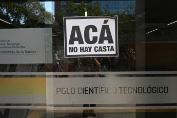 Buenos Aires, Argentina.- En las fotos tomadas el 14 de febrero del 2024, centenares de científicos, investigadores y becarios se congregaron en la explanada del Polo Cientifico para reclamar la continuidad de 1.600 becas del Conicet y aseguraron que "harán ruido" hasta que el directorio de dicho organismo los reciba y les dé una respuesta.