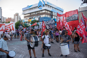 Neuquén, Argentina.- En las fotos tomadas el 6 de febrero del 2024, la Multisectorial Neuquén se movilizó en rechazo a la ley Ómnibus en el Monumento a San Martín de la capital neuquina. La movilización por las calles del centro neuquino se llenó de cánticos y festejo, por la caída de la Ley Ómnibus del Gobierno de Javier Milei, pero "la pelea continúa", aseguraron los manifestantes, que continuarán "por tirar abajo el conjunto del ajuste".