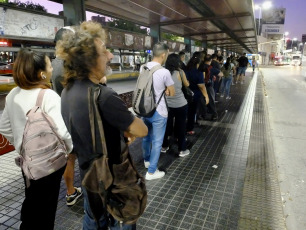 Buenos Aires, Argentina.- En la foto tomada el 21 de febrero de 2024, comenzó el paro de trenes y hay largas filas en las paradas de colectivos.