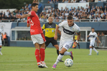 Buenos Aires, Argentina.- En las fotos tomadas el 13 de febrero del 2024, durante el partido entre Gimnasia y Esgrima La Plata y Huracán por la quinta fecha de la Zona A de la Copa de la Liga Profesional de Fútbol en el Estadio Juan Carmelo Zerillo de La Plata. 'El Globo' ganaba con gol de Mazzantti pero el Lobo reaccionó y selló un 3-1 gracias a Domínguez, Mammini y Colmán.