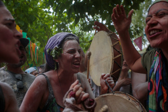 La Rioja, Argentina.- En las fotos tomadas el 12 de febrero del 2024, las personas disfrutan de los carnavales alrededor del país. Las tradiciones, la música y el baile atraen a turistas en muchas ciudades de Argentina, como un evento trascendental en el calendario turístico anual, especial para un fin de semana largo que incluye lunes y martes.