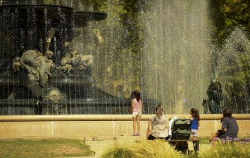 Mendoza, Argentina.- En las fotos tomadas el 2 de febrero del 2024, muestra las calles de Mendoza en medio de la ola de calor que atraviesa el país. Mendoza, San Juan y San Luis atraviesan la mayor cantidad de días con altas temperaturas desde que hay registros, con temperaturas que alcanzan los 42°C. En Mendoza, se registran constantes cortes de luz en la zona metropolitana por la baja tensión ante la alta demanda de consumo eléctrico.