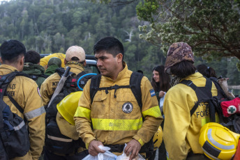 Patagonia, Argentina.- En las fotos tomadas el 16 de febrero del 2024, continúa el operativo contra el incendio en el lago Nahuel Huapi. Sobre la superficie afectada, el equipo técnico del Parque Nacional Nahuel Huapi, precisó que el incendio avanzó sobre el perímetro, afectando ya a 629 hectáreas.