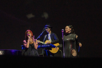 Neuquén, Argentina.- En las fotos tomadas el 13 de febrero del 2024, más de 250 mil espectadores asistieron a la Fiesta Nacional de la Confluencia, que reunió en su undécima edición a buena parte de los artistas de la nueva escena y con la presentación de Fito Páez en la cuarta jornada del festival.