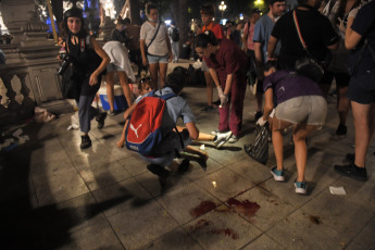 Buenos Aires, Argentina.- En las fotos tomadas el 1 de febrero del 2024, nuevos enfrentamientos entre policías y manifestantes se produjeron a las afueras del Congreso durante el debate en la Cámara de Diputados de la denominada ley Bases, lo que llevó a legisladores del kirchnerismo y la izquierda a presentar una moción para suspender la sesión, lo que fue rechazado por la mayoría del cuerpo legislativo.