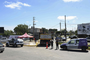 Buenos Aires, Argentina.- En las fotos tomadas el 13 de febrero del 2024, muestra calles inundadas tras la crecida el Río de la Plata. El Servicio de Hidrografía Naval (SHN) actualizó el alerta por crecida del Río de la Plata en la Ciudad de Buenos Aires y las zonas costeras del norte y del sur del conurbano bonaerense, donde se registrarán alturas superiores a los 2.30 metros, a la vez que permanece vigente otro alerta para la costa atlántica, entre Mar del Plata y San Clemente del Tuyú.