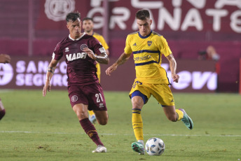 Buenos Aires, Argentina.- En las fotos tomadas el 18 de febrero del 2024, durante el partido Boca vs. Lanús, por el Grupo B de la Copa de la Liga en La Fortaleza. Lanús derrotó 2-1 a Boca Juniors y le arrebató el invicto de cara al Superclásico del próximo domingo en el Monumental. Con la derrota, Boca quedó séptimo en la Zona B y se las verá con River en el Monumental, en la fecha de clásicos de la Copa de la Liga.