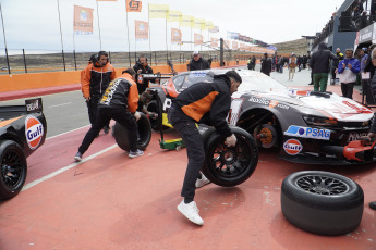 El Calafate, Argentina.- En la foto tomada el 24 de febrero de 2024, el Turismo Carretera está presente en el autódromo Enrique “Quique” Freile, de El Calafate, donde se está disputando la primera fecha de la temporada 2024. Según lo establecido, el sábado debían disputarse tres entrenamientos para la divisional mayor. Este viernes se informó que se eliminó el primer entrenamiento del día. Por lo tanto, el inicio de actividad que estaba previsto para las 8.50h, comenzará a las 10h.