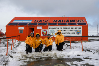 Antártida.- En las fotos tomadas el 8 de febrero del 2024, muestra los paneles solares instalados en las bases antárticas para reducir consumo de gasoil. Argentina avanza en la instalación de sistemas fotovoltaicos en sus bases y refugios de la Antártida, para reducir la utilización de combustibles fósiles en la generación de energía para el funcionamiento de esas instalaciones, en busca de reducir su impacto ambiental y costo logístico.