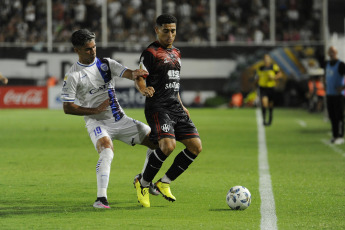 Santiago de Estero, Argentina.- En las fotos tomadas el 2 de febrero del 2024, durante el partido entre Central Córdoba y Godoy Cruz, por la Copa de la LPF 2024 en el estadio Alfredo Terrera. Godoy Cruz de Mendoza consiguió su segundo triunfo al hilo tras vencer como visitante a Central Córdoba, de Santiago del Estero, por 2 a 0.