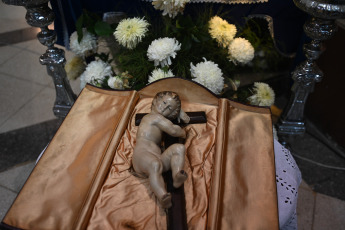 Buenos Aires, Argentina.- En las fotos tomadas el 11 de febrero del 2024, cientos de fieles participaron de una misa en la basílica de Nuestra Señora de la Piedad, ubicada en el barrio porteño de San Nicolás, en la que realizaron veneración de reliquias y una procesión con la imagen de María Antonia de San José de Paz y Figueroa, conocida como Mama Antula, quien fue convertida este domingo en la primera santa argentina.