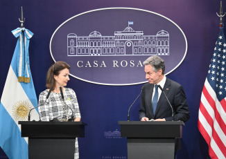 Buenos Aires, Argentina.- En las fotos tomadas el 23 de febrero del 2024, el secretario de Estado de los Estados Unidos, Anthony Blinken (derecha), brindó una conferencia de prensa conjunta con su par, Diana Mondino (izquierda), en la Casa Rosada en Buenos Aires. Blinken, aseguró que Argentina "puede contar" con Estados Unidos para estabilizar su economía. Además, remarcó que Estados Unidos representa el país con mayor inversión extranjera en el país sudamericano y expresó su deseo de mantenerlo.