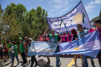 Río Negro, Argentina.- En las fotos tomadas el 14 de febrero del 2024, organizaciones sociales, gremiales y políticas inician la octava edición de la denominada Marcha por la Soberanía del Lago Escondido, ubicado en la provincia de Río Negro, en "defensa de la soberanía nacional" y en rechazo a la derogación de la ley de tierras.