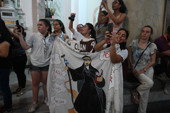 Buenos Aires, Argentina.- En las fotos tomadas el 11 de febrero del 2024, cientos de fieles participaron de una misa en la basílica de Nuestra Señora de la Piedad, ubicada en el barrio porteño de San Nicolás, en la que realizaron veneración de reliquias y una procesión con la imagen de María Antonia de San José de Paz y Figueroa, conocida como Mama Antula, quien fue convertida este domingo en la primera santa argentina.