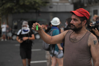 Buenos Aires, Argentina.- En las fotos tomadas el 1 de febrero del 2024, nuevos enfrentamientos entre policías y manifestantes se produjeron a las afueras del Congreso durante el debate en la Cámara de Diputados de la denominada ley Bases, lo que llevó a legisladores del kirchnerismo y la izquierda a presentar una moción para suspender la sesión, lo que fue rechazado por la mayoría del cuerpo legislativo.