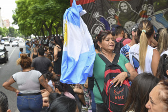 Buenos Aires, Argentina.- En las fotos tomadas el 7 de febrero del 2024, cocineras y coordinadoras de comedores comunitarios pertenecientes a diversas organizaciones sociales iniciaron una nueva "jornada nacional de protesta" denominada "Cocineras contra el hambre" en distintos puntos del país, en reclamo de asistencia alimentaria para comedores y merenderos comunitarios.