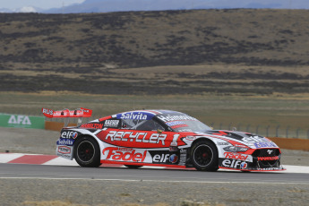 El Calafate, Argentina.- En la foto tomada el 24 de febrero de 2024, el Turismo Carretera está presente en el autódromo Enrique “Quique” Freile, de El Calafate, donde se está disputando la primera fecha de la temporada 2024. Según lo establecido, el sábado debían disputarse tres entrenamientos para la divisional mayor. Este viernes se informó que se eliminó el primer entrenamiento del día. Por lo tanto, el inicio de actividad que estaba previsto para las 8.50h, comenzará a las 10h.