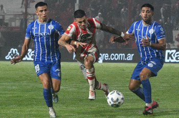 Córdoba, Argentina.- En la foto tomada el 25 de febrero de 2024, con goles de Altamira y Guillén, Godoy Cruz superó 2-0 a la Gloria y sacó más ventaja en la cima de la Zona B.