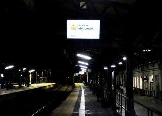 Buenos Aires, Argentina.- En la foto tomada el 21 de febrero de 2024, comenzó el paro de trenes y hay largas filas en las paradas de colectivos.