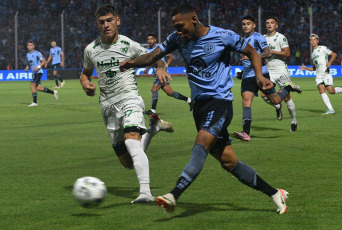 Córdoba, Argentina.- En las fotos tomadas el 19 de febrero del 2024, Belgrano se enfrenta a Sarmiento en un compromiso correspondiente a la sexta jornada de la Copa de la Liga Profesional 2024. Belgrano derrotó 4-1 a Sarmiento. El futbolista peruano Bryan Reyna, marcó su primer gol con Belgrano y se afianza en el once titular.