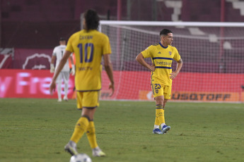 Buenos Aires, Argentina.- En las fotos tomadas el 18 de febrero del 2024, durante el partido Boca vs. Lanús, por el Grupo B de la Copa de la Liga en La Fortaleza. Lanús derrotó 2-1 a Boca Juniors y le arrebató el invicto de cara al Superclásico del próximo domingo en el Monumental. Con la derrota, Boca quedó séptimo en la Zona B y se las verá con River en el Monumental, en la fecha de clásicos de la Copa de la Liga.