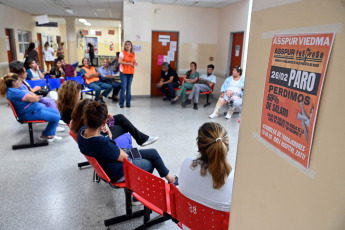 Viedma, Argentina.- En las fotos tomadas el 26 de febrero del 2024, docentes participan de un paro nacional de la Confederación de Trabajadores de la Educación de la República Argentina (Ctera) en rechazo al ajuste económico del Gobierno nacional y en demanda de una mejor oferta salarial.