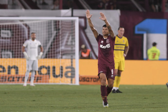 Buenos Aires, Argentina.- En las fotos tomadas el 18 de febrero del 2024, durante el partido Boca vs. Lanús, por el Grupo B de la Copa de la Liga en La Fortaleza. Lanús derrotó 2-1 a Boca Juniors y le arrebató el invicto de cara al Superclásico del próximo domingo en el Monumental. Con la derrota, Boca quedó séptimo en la Zona B y se las verá con River en el Monumental, en la fecha de clásicos de la Copa de la Liga.