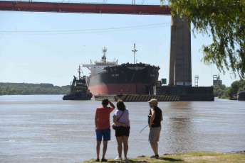 Entre Rios, Argentina.- En las fotos tomadas el 2 de febrero del 2024, una empresa concesionaria realiza el operativo de remoción del barco siniestrado en el Puente Mitre del Complejo Ferrovial Zárate-Brazo Largo, con un grupo de trabajo compuesto por 30 personas. Cinco días después del choque del barco de carga contra el puente Zárate-Brazo Largo, sobre las aguas del río Paraná, se retiró el navío del lugar.