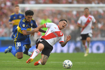 Buenos Aires, Argentina.- En la foto tomada el 25 de febrero de 2024, River y Boca empataron 1 a 1 en el estadio Más Monumental este domingo por la fecha 7 de la Copa de la Liga. Los goles llegaron en el segundo tiempo, en los pies de Solari y Medina. Final caliente en Núñez. Con este resultado, el equipo de Demichelis quedó puntero en la Zona A con 13 puntos, igualando la línea de Independiente. Los de Diego Martínez llegaron a las 10 unidades y se ubican séptimos en la Zona B.