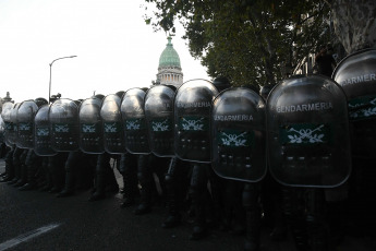 Buenos Aires, Argentina.- En las fotos tomadas el 1 de febrero del 2024, nuevos enfrentamientos entre policías y manifestantes se produjeron a las afueras del Congreso durante el debate en la Cámara de Diputados de la denominada ley Bases, lo que llevó a legisladores del kirchnerismo y la izquierda a presentar una moción para suspender la sesión, lo que fue rechazado por la mayoría del cuerpo legislativo.