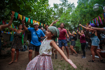 La Rioja, Argentina.- En las fotos tomadas el 12 de febrero del 2024, las personas disfrutan de los carnavales alrededor del país. Las tradiciones, la música y el baile atraen a turistas en muchas ciudades de Argentina, como un evento trascendental en el calendario turístico anual, especial para un fin de semana largo que incluye lunes y martes.