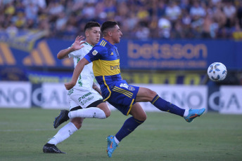 Buenos Aires, Argentina.- En las fotos tomadas el 1 de febrero del 2024, durante el partido entre Boca Juniors y Sarmiento de Junín en el Nuevo Gasómetro por la segunda fecha de la Zona B de la Copa de la Liga Profesional. Boca y Sarmiento no se sacaron diferencias en su encuentro. El primer tiempo comenzó de forma positiva para Boca Juniors, que aprovechó la oportunidad para inaugurar el marcador con Miguel Ángel Merentiel al minuto 8. Sarmiento puso la igualdad a través de un gol de José Mauri en el minuto 26 de la segunda mitad.