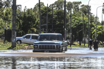 Buenos Aires, Argentina.- En las fotos tomadas el 13 de febrero del 2024, muestra calles inundadas tras la crecida el Río de la Plata. El Servicio de Hidrografía Naval (SHN) actualizó el alerta por crecida del Río de la Plata en la Ciudad de Buenos Aires y las zonas costeras del norte y del sur del conurbano bonaerense, donde se registrarán alturas superiores a los 2.30 metros, a la vez que permanece vigente otro alerta para la costa atlántica, entre Mar del Plata y San Clemente del Tuyú.