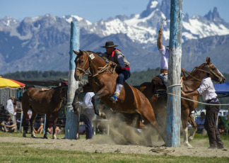 Chubut, Argentina.- En las fotos tomadas el 4 de febrero del 2024, turistas nacionales y extranjeros disfrutaron de la segunda jornada de la tradicional Fiesta Nacional del Asado en la localidad chubutense de Cholila, donde el sol, una de las mejores carnes argentinas, la música y la alegría de la gente se reunieron en torno a la celebración.